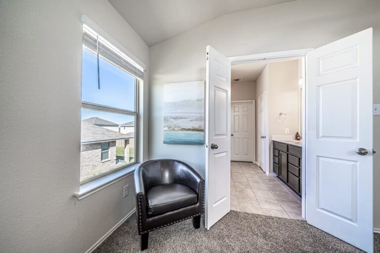entry-to-master-ensuite-killeen-short-term-rental
